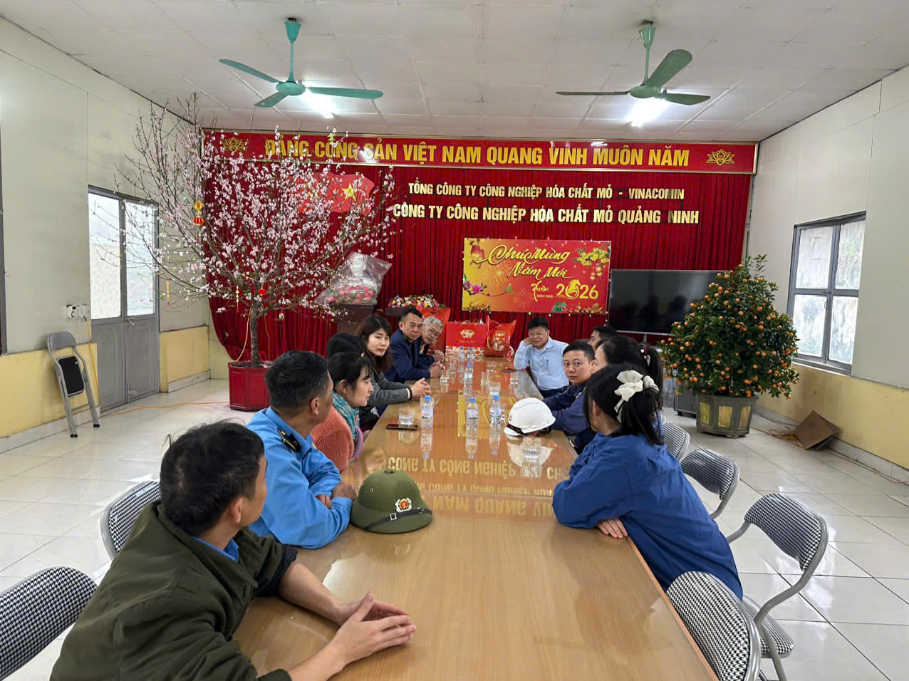 Đồng chí Giám đốc công ty chức mừng năm mới 2026 tại phân xưởng kho hóa chất mỏ Cẩm Phả