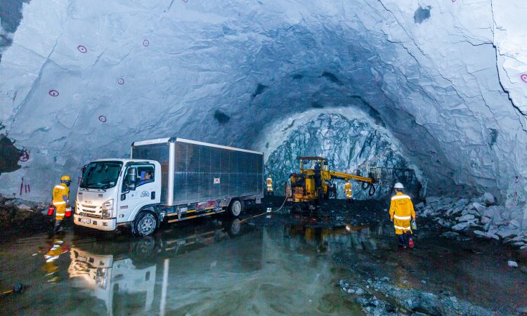 Dịch vụ nổ mìn tính theo công dịch vụ